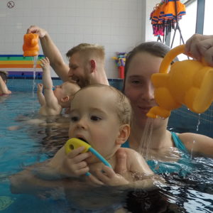 nauka pływania niemowląt