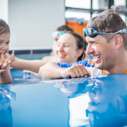 Black Friday fregata swimming