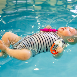 Wakacyjna przygoda z Fregata Swimming – pierwsze zajęcia pływania dla maluszków