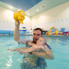 Wakacyjna przygoda z Fregata Swimming – pierwsze zajęcia pływania dla maluszków