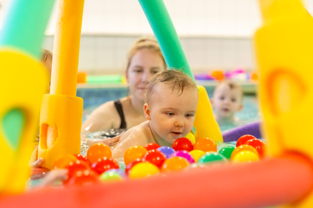 Nauka pływania w poznaniu niemowleta