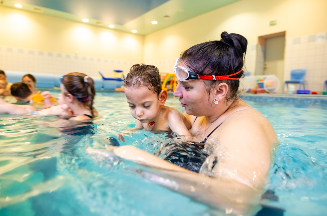 Niemowlaki na basenie pływanie