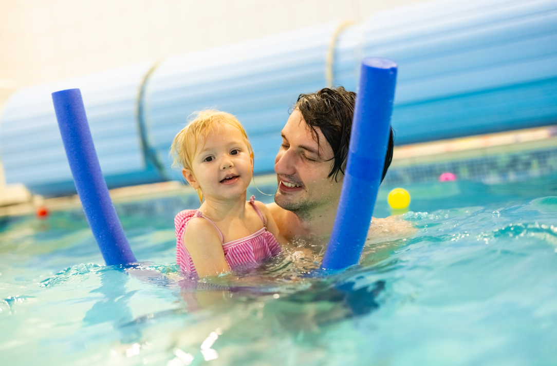 Niemowlaki na basenie w zielonej gorze