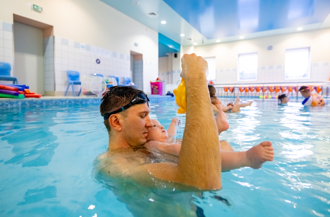 Niemowlaki na basenie zajecia