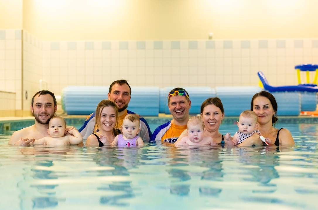 Niemowlaki na basenie