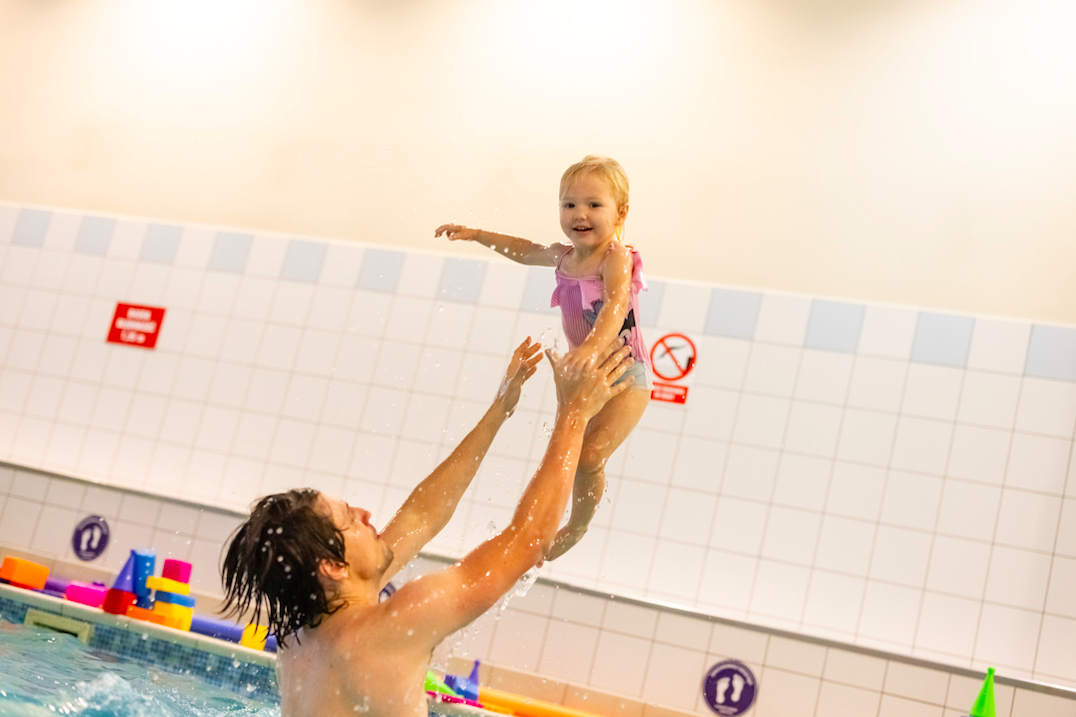 Pływanie niemowląt i małych dzieci fregata swimming