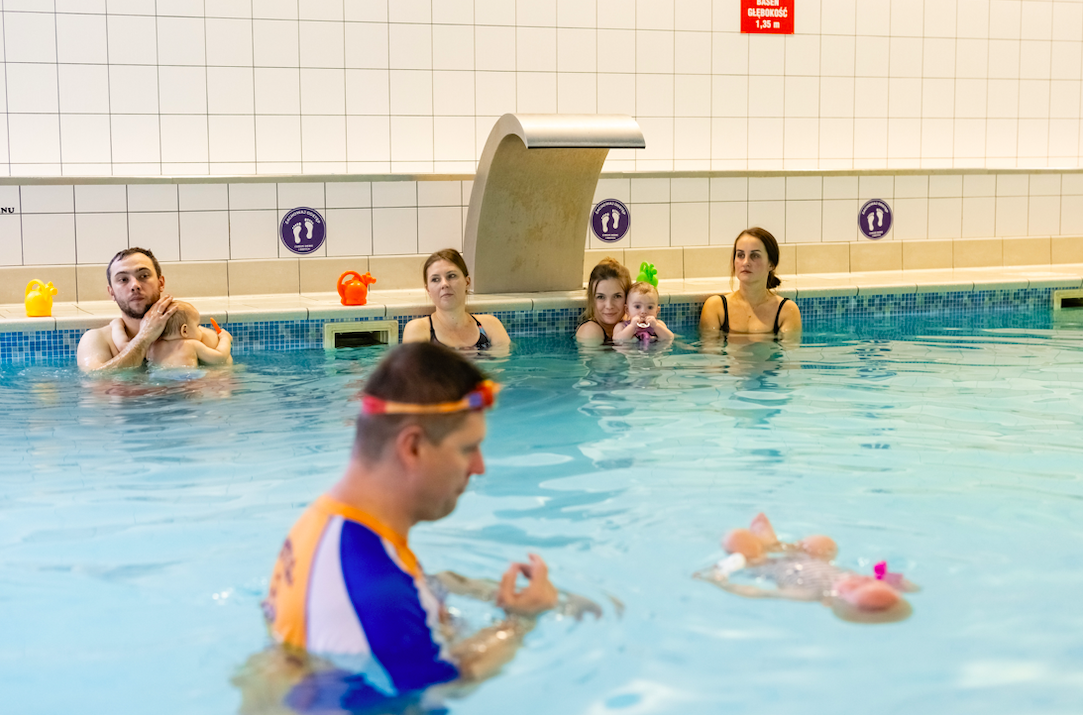 Czy zajęcia na basenie dla niemowląt są bezpieczne? Na co uważać?