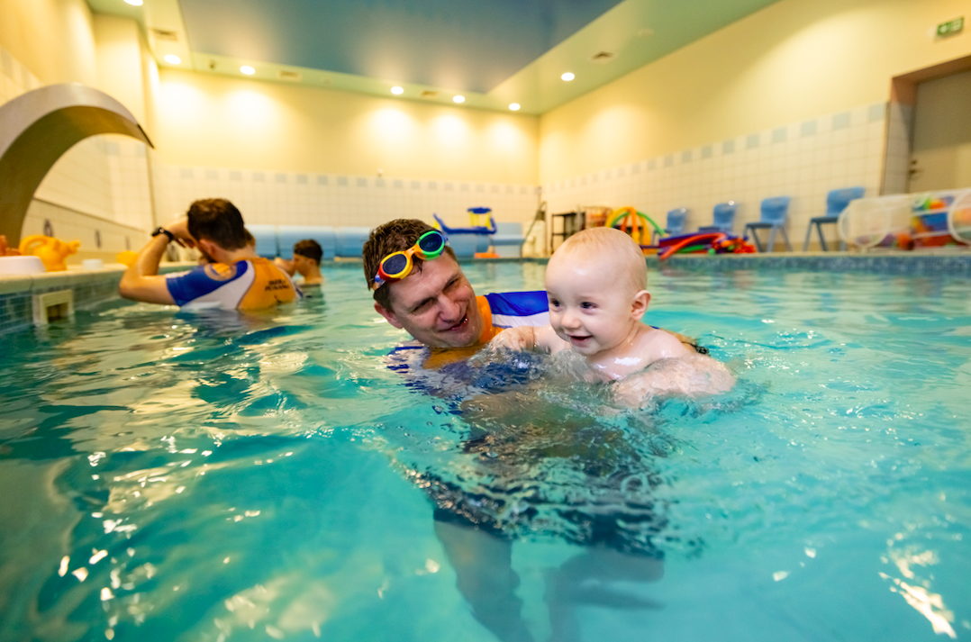 Czy zajęcia na basenie dla niemowląt są bezpieczne? Na co uważać?