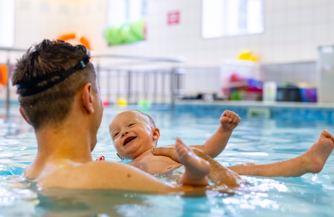 Czy zajęcia na basenie dla niemowląt są bezpieczne? Na co uważać?