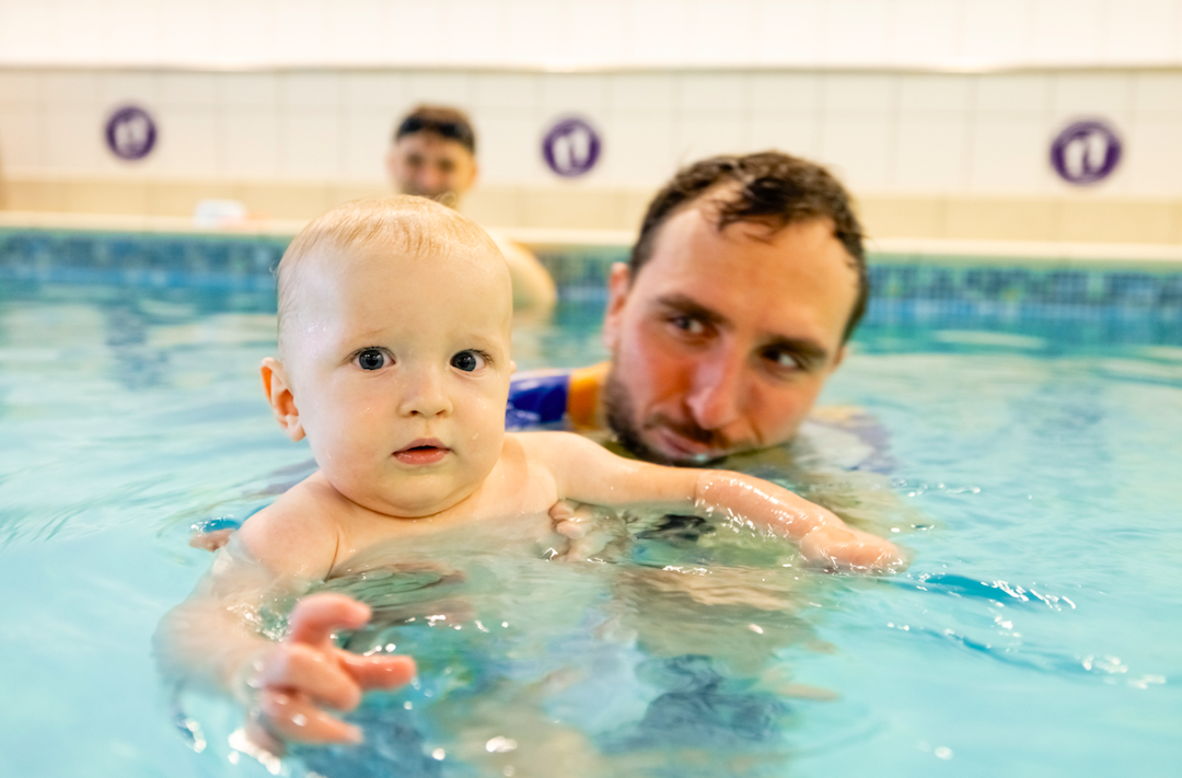 Jak wybrać najlepsze zajęcia pływania dla niemowlaka w moim mieście?
