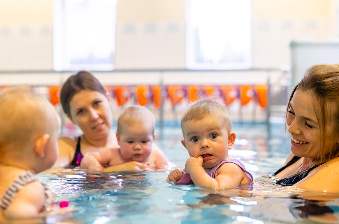 Jak wybrać najlepsze zajęcia pływania dla niemowlaka w moim mieście?