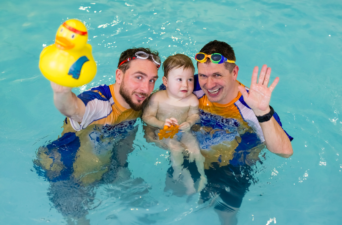 Szkoła pływania czy nauka na własną rękę? Uczciwe porównanie dla rodziców