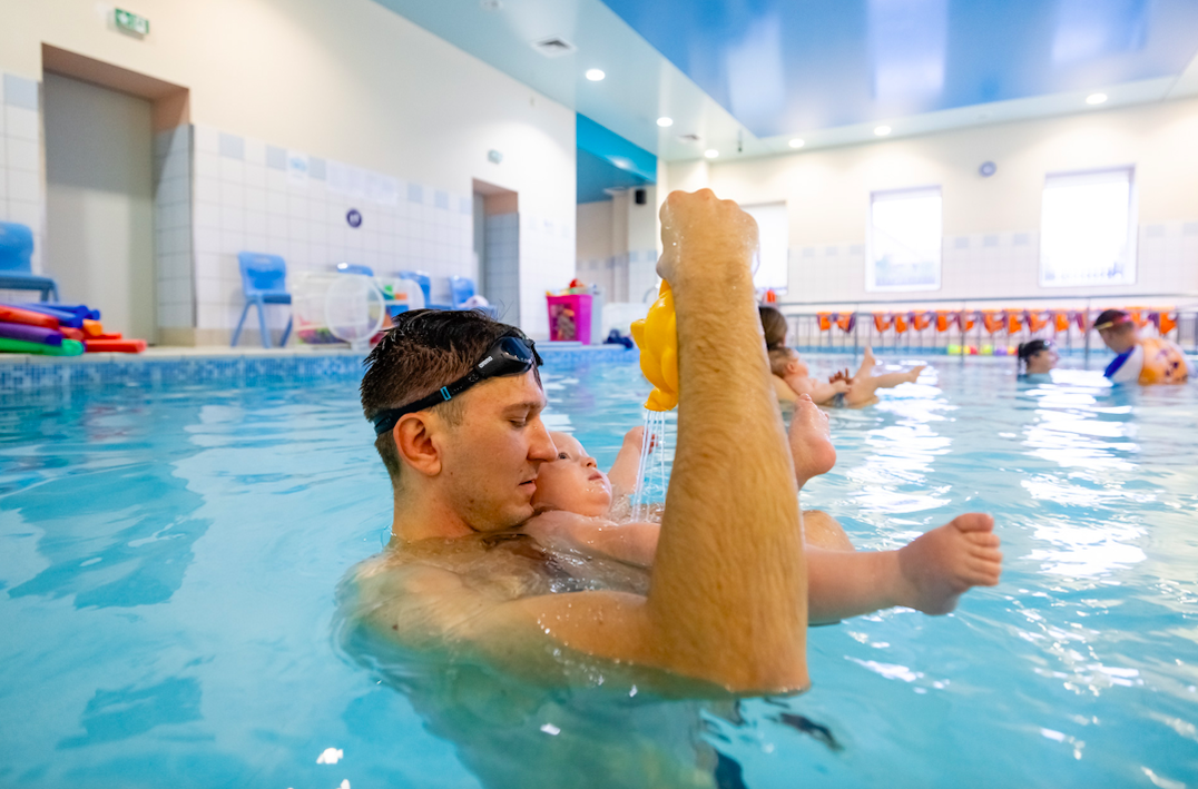 Szkoła pływania czy nauka na własną rękę? Uczciwe porównanie dla rodziców